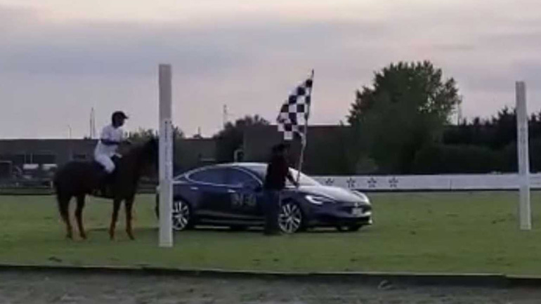 Tesla τα έβαλε με άλογο σε ιππικό όμιλο!